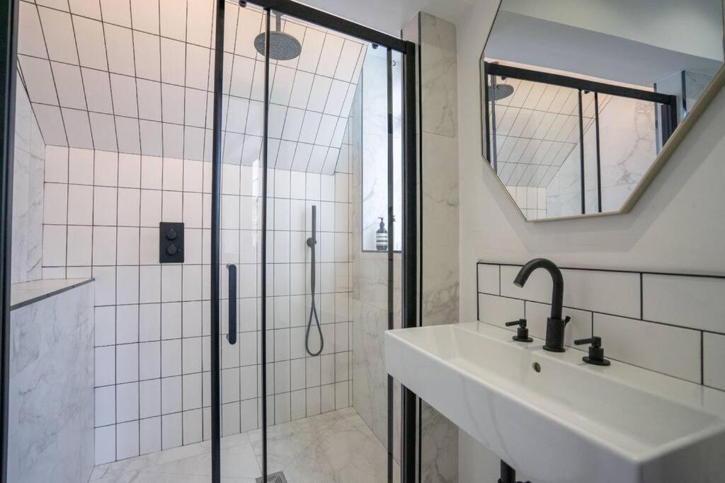 Chic City Centre Penthouse เลสเตอร์ ภายนอก รูปภาพ